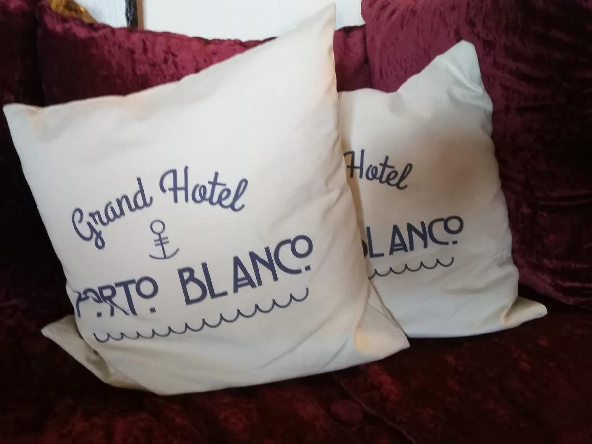Grand Hotel De Port Blanc Penvénan 2*,
